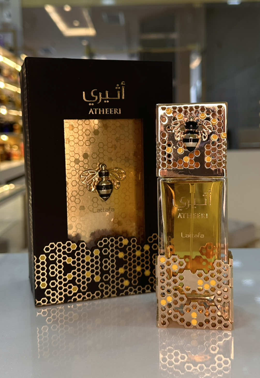 ✨ Lattafa Atheeri ✨ Atheeri é uma fragrância encantadora que surpreende logo de cara: embora seu frasco luxuoso traga detalhes que remetem ao mel e à doçura da natureza, essa nota não está na fórmula — mas a doçura está garantida! Combinando flores elegantes e uma base envolvente de baunilha com madeiras de âmbar, este perfume conquista pela leveza sedutora e sofisticação moderna. 🌟 Acordes principais: Floral / Baunilha / Doce 💧 Notas de topo: Flor de Maracujá e Gota de Orvalho 🌸 Notas de coração: Orquídea e Jasmim 🌲 Notas de base: Baunilha e Amberwood Com um frasco digno da alta perfumaria, Atheeri chama atenção pelos detalhes dourados em forma de colmeia e uma charmosa abelhinha na tampa — um toque artístico que traduz a delicadeza e o valor desse verdadeiro néctar perfumado. 💛 Perfeito para quem busca uma fragrância feminina, marcante, mas delicada e que deixa um rastro inesquecível por onde passa. 🛍️ Disponível em: The Blue Shopping - Avenida Senador Feijó, 686 - Loja 101 - Térreo 🌐 Compre online em: www.aura18k.com.br ⏱️ Segunda a sexta-feira: 10h às 19h | Sábado: 10h às 17h 🚘 Estacionamento disponível #Aura18kPerfumaria #Lattafa #Atheeri #PerfumeFeminino #FragrânciaDoce #PerfumeDeLuxo #PerfumariaÁrabe #SantosCity #ZeroTreze #SantosCidade 