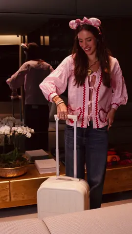 Como sobreviver à um voô internacional com duas crianças?! 🥹 a mala de mão da @Gocase Brasil não pode faltar! E temos cupom: GOANINHA