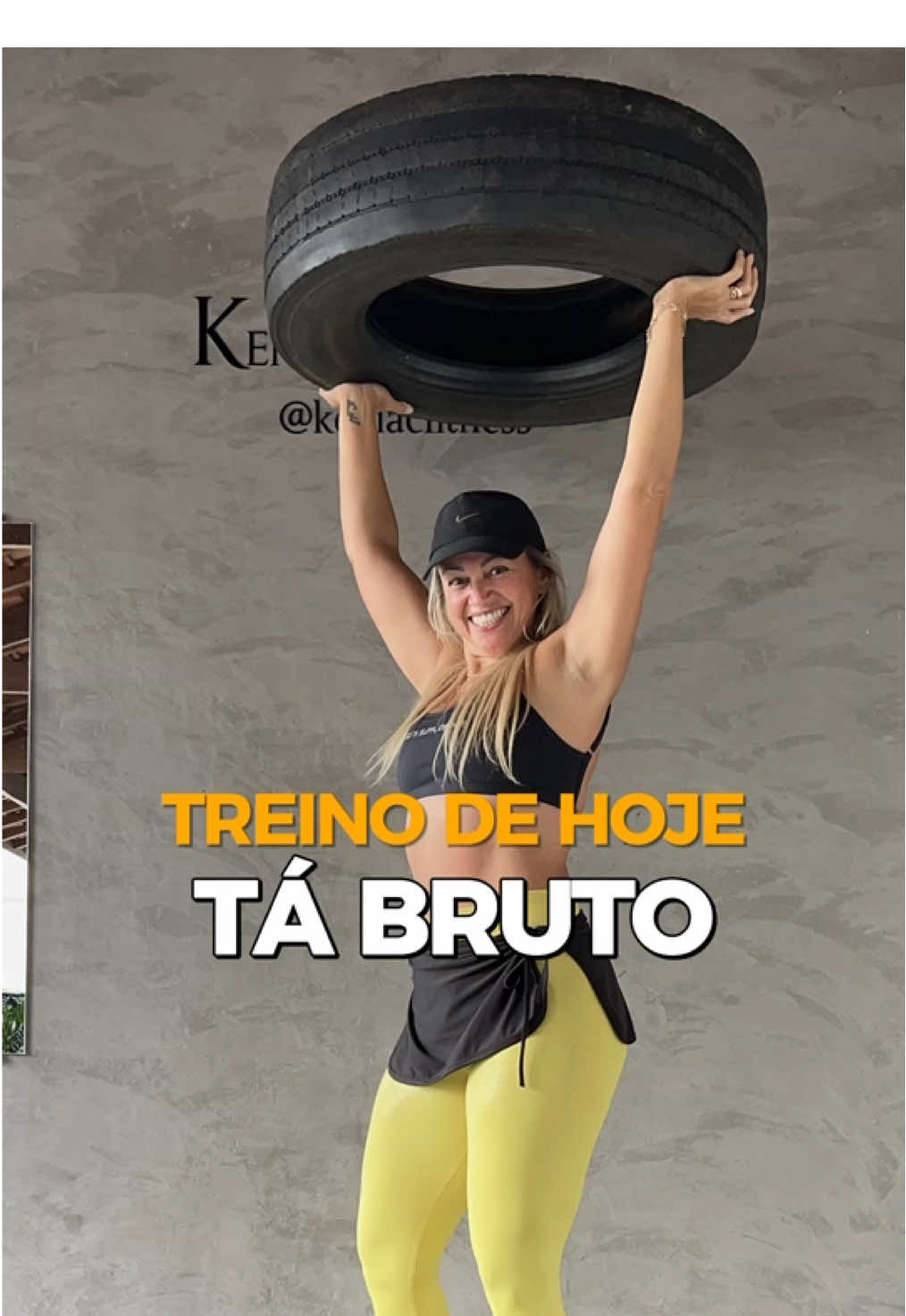 Quem disse que treino com pneu não é estiloso? Aqui é força, atitude e um sorriso no rosto!😆 #treinoemcasa #vidareal #cardio #motivacao #mulheres40mais 
