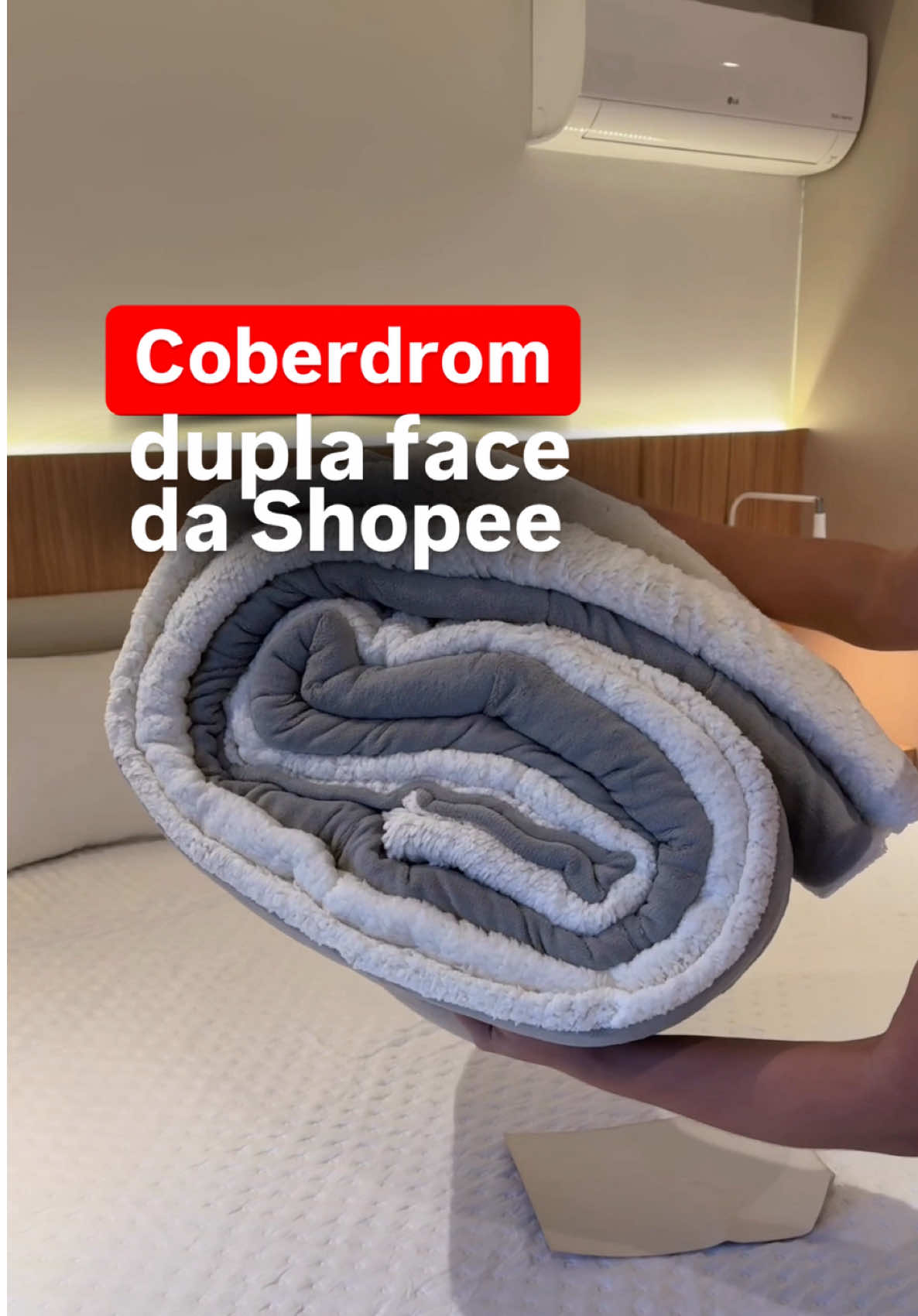 Comprei na Shopee e foi a MELHOR compra do meu inverno! Paguei R$102,90 nele, tamanho Queen. Sério, esse Coberdrom Dupla Face com Sherpa é tudo o que eu precisava: um lado com manta macia, o outro peludinho que imita pele de carneiro… é como dormir abraçada no conforto! Além de deixar meu quarto muito mais bonito e aconchegante, ele chegou rapidinho e ainda tava com DESCONTO! #creatorsearchinsight #shopee #cama #cobertor #acheinashopee 