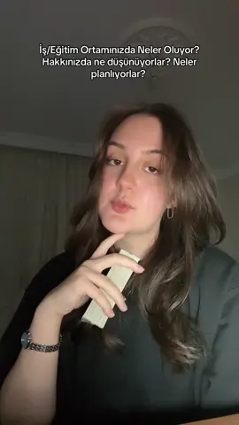 İş Ortamında Neler Oluyor?  Senin Hakkında Ne Düşünüyor/Hissediyorlar? Nasıl Etkilenebilirsin? ✨ Bu video karşına rastgele çıkmadı. İş arkadaşların gerçekten seni destekliyor mu, yoksa arkandan başka şeyler mi konuşuluyor? Patronun seni nasıl görüyor? Sana etkisi nasıl olur? Kalbini dinle ve kartların söylediklerine kulak ver. 💖 #işortamı #kolektifaçılım #tarotokuması #patronunneyapıyor #enerjiokuma #gizlidüşman #foryou #fyp #keşfet #viralvideo 