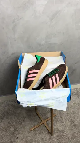 Garanta o seu com cupom especial: 🏷️MEUFURLA Aproveita e corre pro site: 📲 www.frlcalcados.com Seu closet merece esse upgrade! 🩷 #adidas #gazelle #tenisfeminino #lojaonline 
