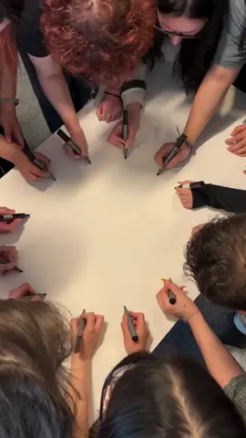 Twelve hands. One marker. Five seconds. Tried to draw a circle together — didn’t go exactly as planned. Chaotic? Yes. Worth it? Also yes. via @danielle_eatock #ArtTok #CircleChallenge #GroupArt #CreativeChaos #DanielEatock #ArtFails #DrawingTogether #CollectiveArt #FYP #TikTokExperiments