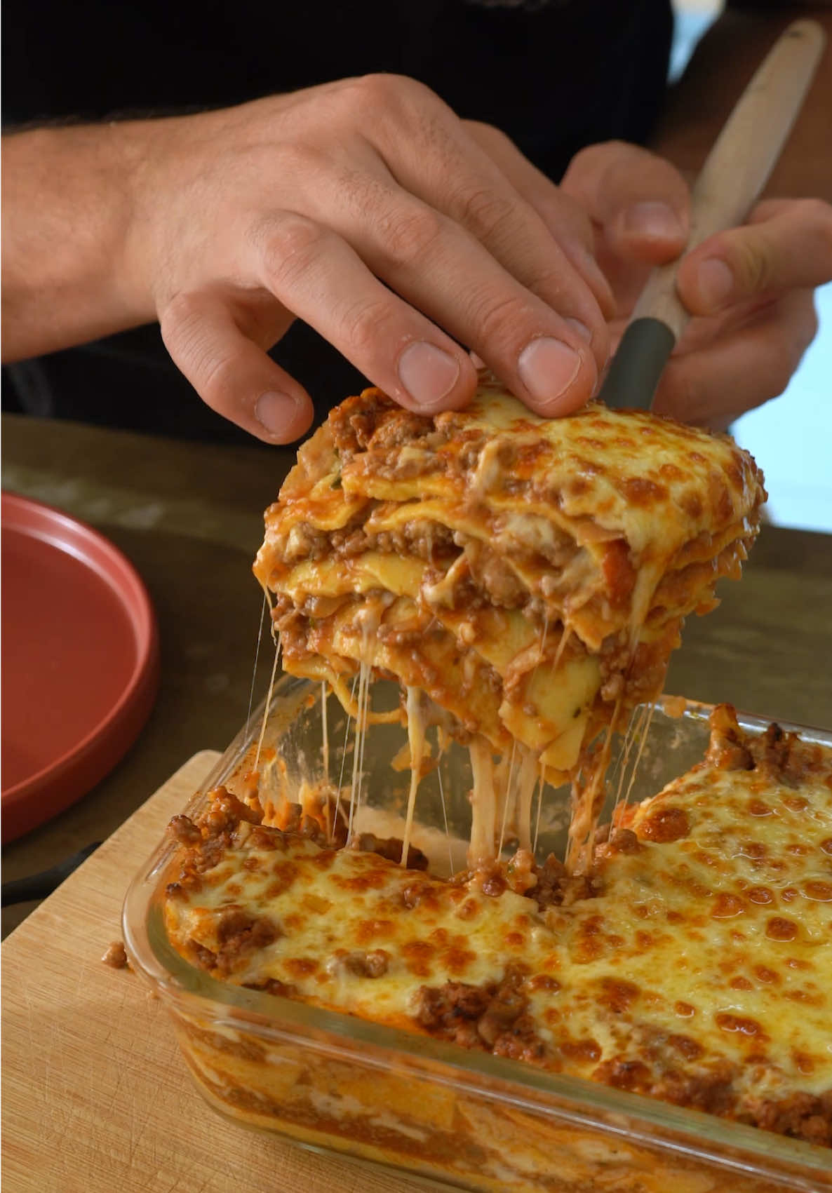 LASANHA FIT sem GLÚTEN existe?! VEM VER 🤤😱💪🏽 Essa sem dúvidas, foi uma das receitas que mais me surpreendeu NA VIDAAAA! Simples, fácil de fazer, barata demaaais, proteica, saudável, não tem glúten... farinha... AVEEE MARIAAAAA, É TUDO DE BOOOM! 😍🥹🫶🏻 10/10 Marca o @ que vai fazer essa delícia pra vc! 🥰😋 Ingredientes 👨🏻‍🍳 Massinha: - 04 ovos - 06 colheres de tapioca - sal Carne moída - 400g de patinho moído - sal / chimichurri / tempero a gosto - molho de tomate Queijo muçarela no meio e no topo 😜🧀 MAIS FÁCIL QUE ISSO NÃO TEM NÉ?! FAZ E BOTA SUA LASANHA NO JOGO PRA NÓIS PROVAR AS BORDINHA??! HAHHA BJ, AMO VCSSSSSS  #receitinhafit #receitafit #comidalowcarb #lowcarb #receita #comida #semgluten #lasanha #receitinha #reels