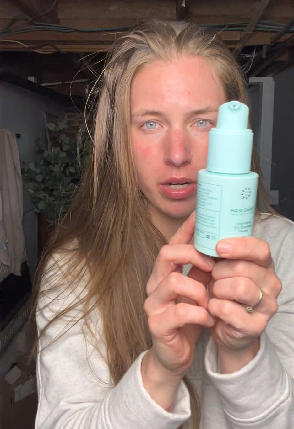 Training your hair to go longer in between washes is the secret to hair growth✨ Dry shampoo will be your best friend and this @Hair Dance dry shampoo is the cleanest, long lasting and most affordable dry shampoo! 👏🏻 #dryshampoo #cleanhaircare #hairtransformation #healthyhairtips #hairtok 