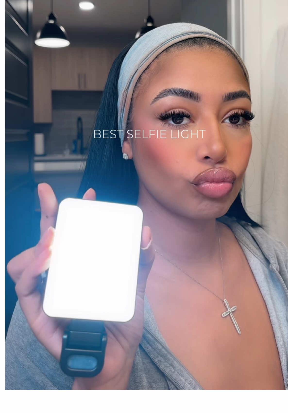 Always do my makeup better with this 💡 #selfielight #ledlight #portablelight #awebbb #tiktokmademebuyit 