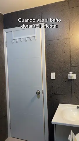 Siempre ponen la mejor música cuando vas al baño JAJAJA 😂 #comedia #humor #party 