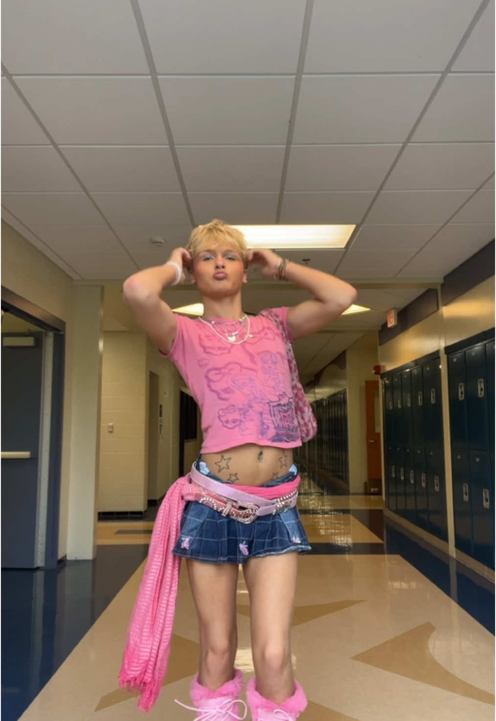 Blow sum moo #fyp #gay #foryoupage #fashiontiktok #lgbtq #fashion #trending #fypシ #school #schoolfit #schoolfitidea #makeup 