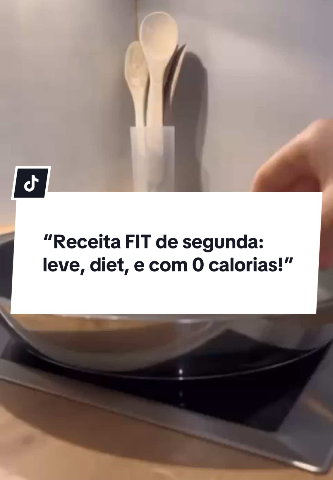 Comece sua dieta com o pé direito e o estômago vazio! Hoje eu ensino a revolucionária “Gourmet Gelo Refogado” — 100% light, 0 calorias, glúten-free, vegana, low carb, e aprovada por absolutamente ninguém. Ideal pra quem quer mudar de vida, mas não quer gastar com comida. #ReceitaDeGelo #SegundaSemCulpa #dietafake #cozinhafitness #CulináriaZoeira 