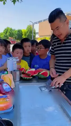 شاهدوا كيف صنعت آيس كريم للاطفال الفقراء #viral #fyp 