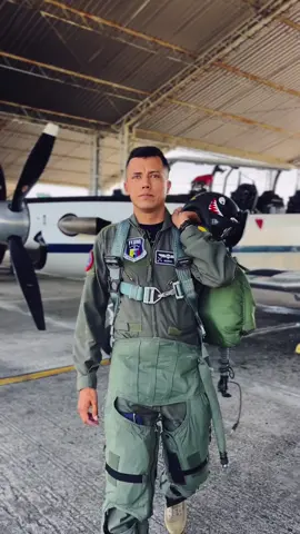 🎯✈️ Soy piloto militar de la #FuerzaAeroespacial🇨🇴: mi overol, mi lista de chequeo y mi equipo de vuelo, siempre están preparados para despegar con seguridad y cumplir la misión constitucional.  #SiempreFirmes #AdAstra🚀 #colombia #AsíSeVaALasEstrellas #2025 #viral #fyyyyyyyyyyyyyyyy #fypシ #followme #foryou #viralvideo #militarylife  #videomilitar