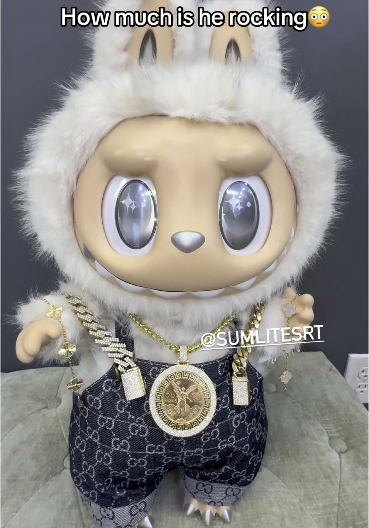 Take a guess 🤑🤑 #viral #labubuhaveaseat #labubuthemonsters #fyppppppppppppppppppppppp #fyp #makemefamous #viraltiktok #labubu #jewelry #jewishtiktok #diamonds #centenario #vancleef #chaka #vvsdiamonds #zimomo 