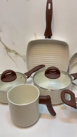 Fui só dar uma olhadinha na Shopee… …e acabei me apaixonando por esse jogo de panelas! Lindas, leves e ainda chegaram rapidinho. Valeu cada centavo! #AchadinhosShopee #PanelasNovas #CozinhaComEstilo