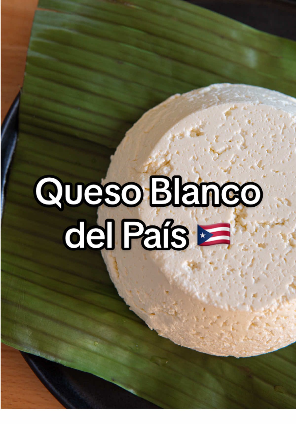 Queso Blanco del País 🇵🇷 en casa | Receta 🧑🏻‍🍳👇🏼 - Ingredientes 1 galón de leche fresca 1/4 de taza de jugo de limón criollo 1/4 de taza de vinagre blanco 2 cucharaditas de sal fina - Procedimiento 1. Calienta la leche fresca en una olla grande a fuego medio hasta que llegue a 180-185 °F o antes de hervir. 2. Corta y exprime los limones criollos hasta obtener el jugo necesario. Usa un colador para evitar semillas en el jugo. 3. Mide la cantidad de vinagre blanco y sal que vas a usar. 4. Pon la temperatura en lo más bajo cuando la leche llegue casi a su punto antes de hervir. Si está hirviendo te pasaste. 5. Añade el jugo de limón y mezcla constantemente por 2 minutos.  6. Agrega el vinagre blanco y sigue mezclando por 2 minutos más mientras la leche se va cortando y cuajando. 7. Apaga el fuego y deja que la mezcla repose por 10 minutos sin moverla. En esta parte se empieza a dividir los sólidos del líquido. 8. Cuela todo con un colador fino, cheesecloth o media.  9. Añade la sal mientas el sólido del queso sigue húmedo y caliente durante esa primera colada para que se disuelva bien. Mezcla y sigue colando.  10. Pon lo colado en una media o toalla y exprime bien ese exceso de líquido.  11. Lleva el queso seco a otro recipiente con papel toalla y encima algo ejerciendo presión por 1 hora para seguir sacando el exceso de humedad. 12. Acomoda el queso listo en un envase con tapa y esto a la nevera hasta el día siguiente. 13. Guarda y usa los sueros de leche que sobraron. El queso puede durar hasta 7 días en la nevera. - #quesoblanco #puertorico #Receta 