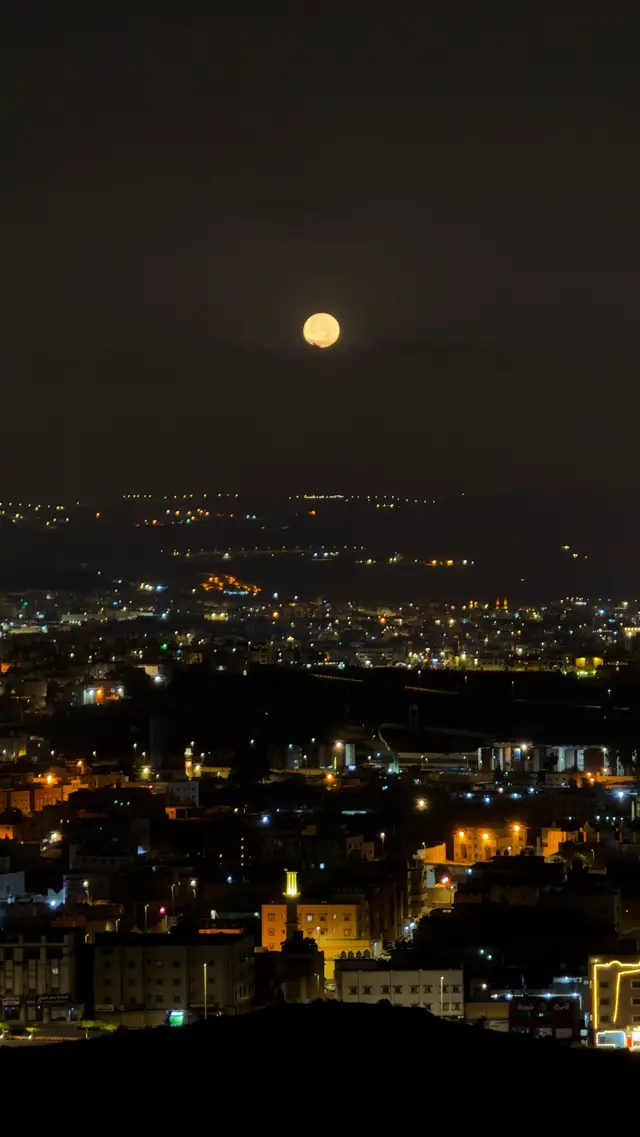 تصويري للقمر 🌓 .  #ابها #مطل_المنسك #اكسبلور #furyou #fypage #explore 