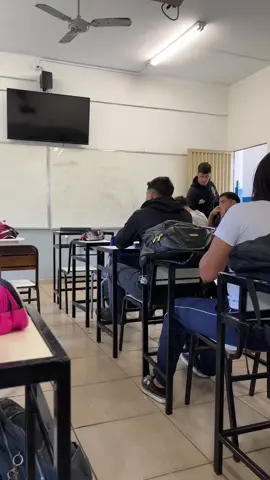 trollagem com a professora pra fazer convite de madrinha da. turma 💜💜 #terceirao 