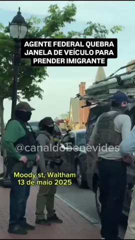 O vídeo mostra agentes do ICE quebrando a janela do carro de um homem que se recusava a sair do veículo. Testemunhas afirmam que os agentes não se identificaram adequadamente e que o homem parecia estar indo para o trabalho. Bystanders questionaram a legalidade da ação e ofereceram apoio verbal ao homem durante a abordagem.   #imigrantes #deportacao #imigracao #estadosunidos🇺🇸 #eua 