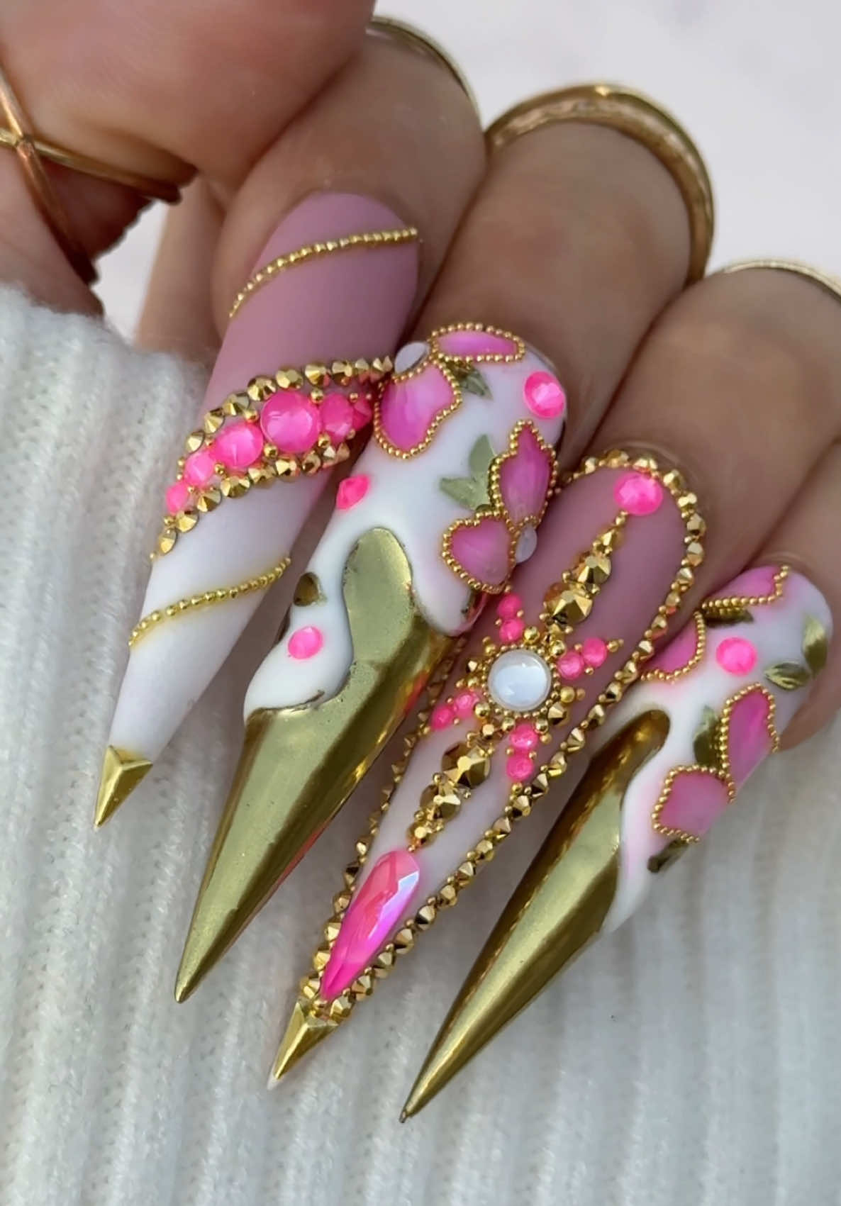 Who love Icing 🧁 ✨it’s Pink Icing 😋  🛍️ SHOP AT 𝐖𝐖𝐖.𝐓𝐈𝐍𝐎𝐕𝐎.𝐒𝐇𝐎𝐏 • Everything Cure 60 seconds in LED/UV LAMP  𝐏𝐑𝐎𝐃𝐔𝐂𝐓𝐒 𝐈𝐍 𝐕𝐈𝐃𝐄𝐎 ⬇️  🎨𝐌𝐢𝐥𝐤𝐲 𝐆𝐞𝐥 𝐊𝐨𝐥𝐨𝐫 (natural background) 🎨𝐖𝐡𝐢𝐭𝐞 𝟑𝐃 𝐆𝐞𝐥𝐥𝐲 (builder gel) 🎨𝐓𝐞𝐟𝐥𝐨𝐧 𝐌𝐚𝐭𝐭𝐞 (isolate chrome) 🎨𝐒𝐡𝐚𝐝𝐨𝐰 (stick to chrome powder) 🎨𝐁𝐥𝐚𝐜𝐤 𝐌𝐞𝐭𝐚𝐥 𝐄𝐟𝐟𝐞𝐜𝐭 𝐆𝐞𝐥 (chrome design) 🎨𝐒𝐨𝐥𝐢𝐝 𝐆𝐨𝐥𝐝 𝐂𝐡𝐫𝐨𝐦𝐞 (anti shimmering ) 🎨𝐎𝐧𝐞 𝐒𝐭𝐫𝐨𝐤𝐞 𝐥𝐢𝐧𝐞𝐫: 𝐩𝐢𝐧𝐤 (stick to pigment) 🎨𝐍𝐞𝐨𝐧 𝐒𝐮𝐩𝐞𝐫 𝐏𝐢𝐠𝐦𝐞𝐧𝐭 (super smooth) 🎨𝐂𝐥𝐞𝐚𝐫 𝐓𝐞𝐱𝐭𝐮𝐫𝐞 𝐆𝐞𝐥 (stabilize caviar beads) 🎨𝐆𝐨𝐥𝐝 𝐂𝐚𝐯𝐢𝐚𝐫 𝐛𝐞𝐚𝐝𝐬 (high quality) 🎨𝐀𝐑𝐓 𝐁𝐑𝐔𝐒𝐇𝐄𝐒 - 𝟓𝐦𝐦 𝐛𝐥𝐞𝐧𝐝𝐞𝐫 - 𝐄𝐦𝐛𝐨𝐬𝐬 𝐁𝐫𝐮𝐬𝐡 - 𝐂𝐨𝐥𝐨𝐫𝐢𝐧𝐠 𝐛𝐫𝐮𝐬𝐡  - 𝟏𝟎𝐦𝐦 (𝐩𝐢𝐜𝐤 𝐮𝐩 𝐬𝐦𝐚𝐥𝐥 𝐛𝐞𝐚𝐝𝐬) - 𝐩𝐢𝐠𝐦𝐞𝐧𝐭 𝐛𝐫𝐮𝐬𝐡 (𝐛𝐥𝐞𝐧𝐝 𝐩𝐢𝐠𝐦𝐞𝐧𝐭) 🩷With the help of others items:  Vo.Tino Stiletto Press on Tips, Ombre sponge, brush conditioning cleanser. 🩷ESSENTIAL TOOLS: nail art palette, crystal brush stand, brush holder, nail art stand, flash cure lamp  𝙑𝙤.𝙏𝙞𝙣𝙤 𝙋𝙧𝙤𝙙𝙪𝙘𝙩𝙨 Products at 👉𝐰𝐰𝐰.𝐓𝐢𝐧𝐨𝐕𝐨.𝐬𝐡𝐨𝐩🛍️ • #nailarttutorial #tinovo 