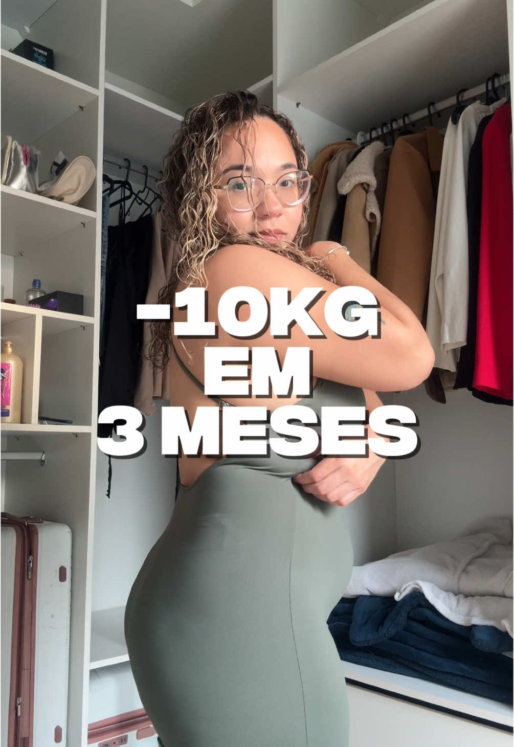 📝Dia 1 do meu diário de emagrecimento  Eu quase não postei esse video porque a vergonha de todo mundo me ver assim ta GRITANDO 🥲 Mas hoje eu tô me expondo porque quero me comprometer de verdade... comigo, com vocês, com o espelho. E se pra isso eu tiver que mostrar o antes, morrendo de vergonha, então bora! A meta é perder 10kg até 31 de Julho, e em nome de Jesus vamo conseguir, amém irmã???  Mas mais do que perder peso eu quero mesmo é me reencontrar, me sentir linda, bela, goxxtosa, me sentir EU de novo.  Então é o seguinteee, se tu tava procurando uma best fitness pode parar de procurar pq tu acaba de encontrar 💪💕  Ahh, e nem espere o pique daquelas blogueiras fitness nao viu? (pelo menos não nesse começo kkkkk) Aqui vai ser só eu na cara e na coragem Topa me acompanhar nesse desafio? 🙋🏻‍♀️ . . . . . . . . . . . #gym #emagrecimento #emagrecimentorápido #diariodeevolução #diariodeemagrecimento  #desafio10kg #treinofeminino  #evolucaofitness #dieta #reeducaçãoalimentar #emagrecimentofeminino #dietasemsofrimento #treinofeminino #treinoemcasa 