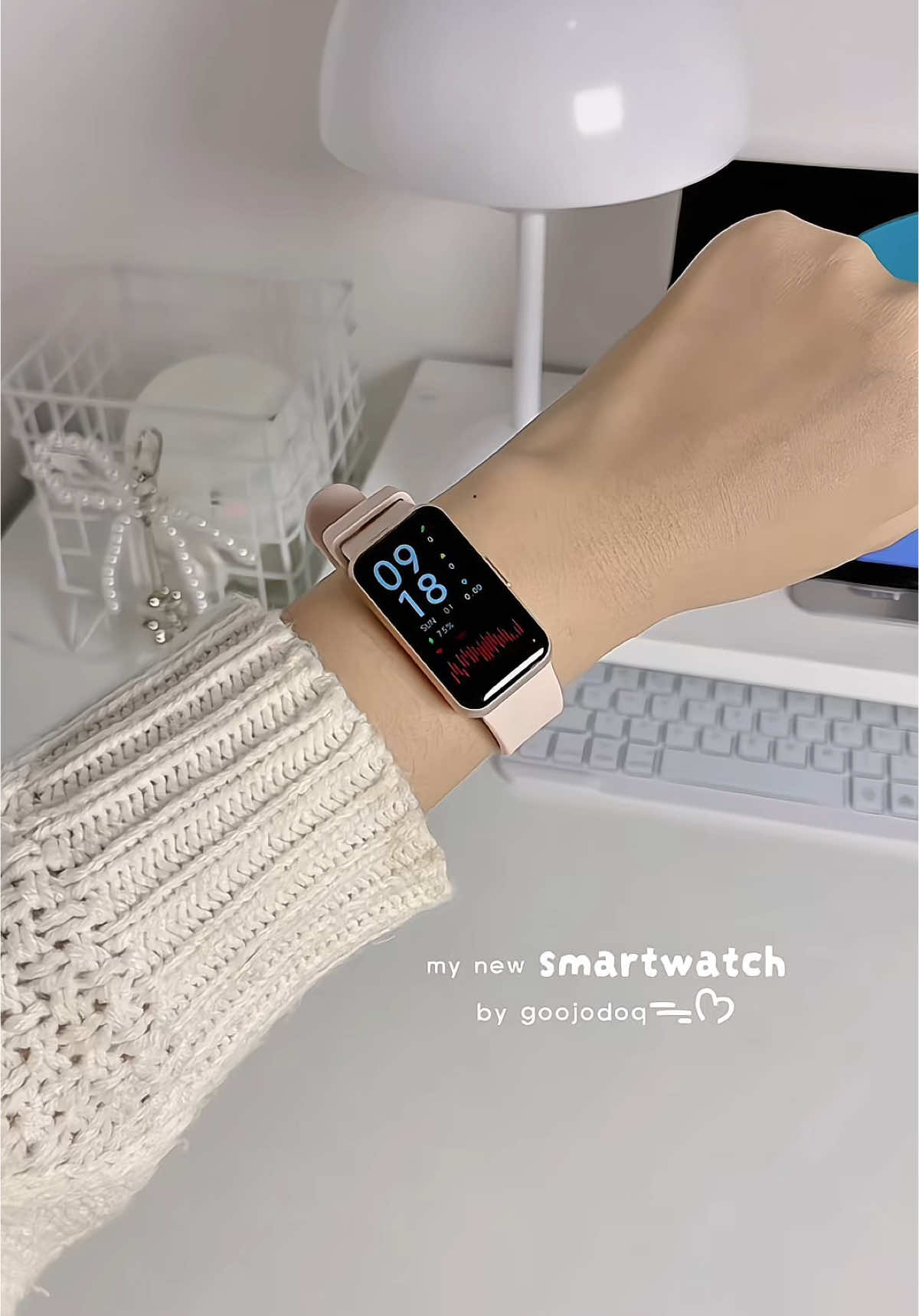 Yeayy punya smartwatch yg versi mungilnya^^ #smartwatch #smartband #goojodoq #jamtangan 