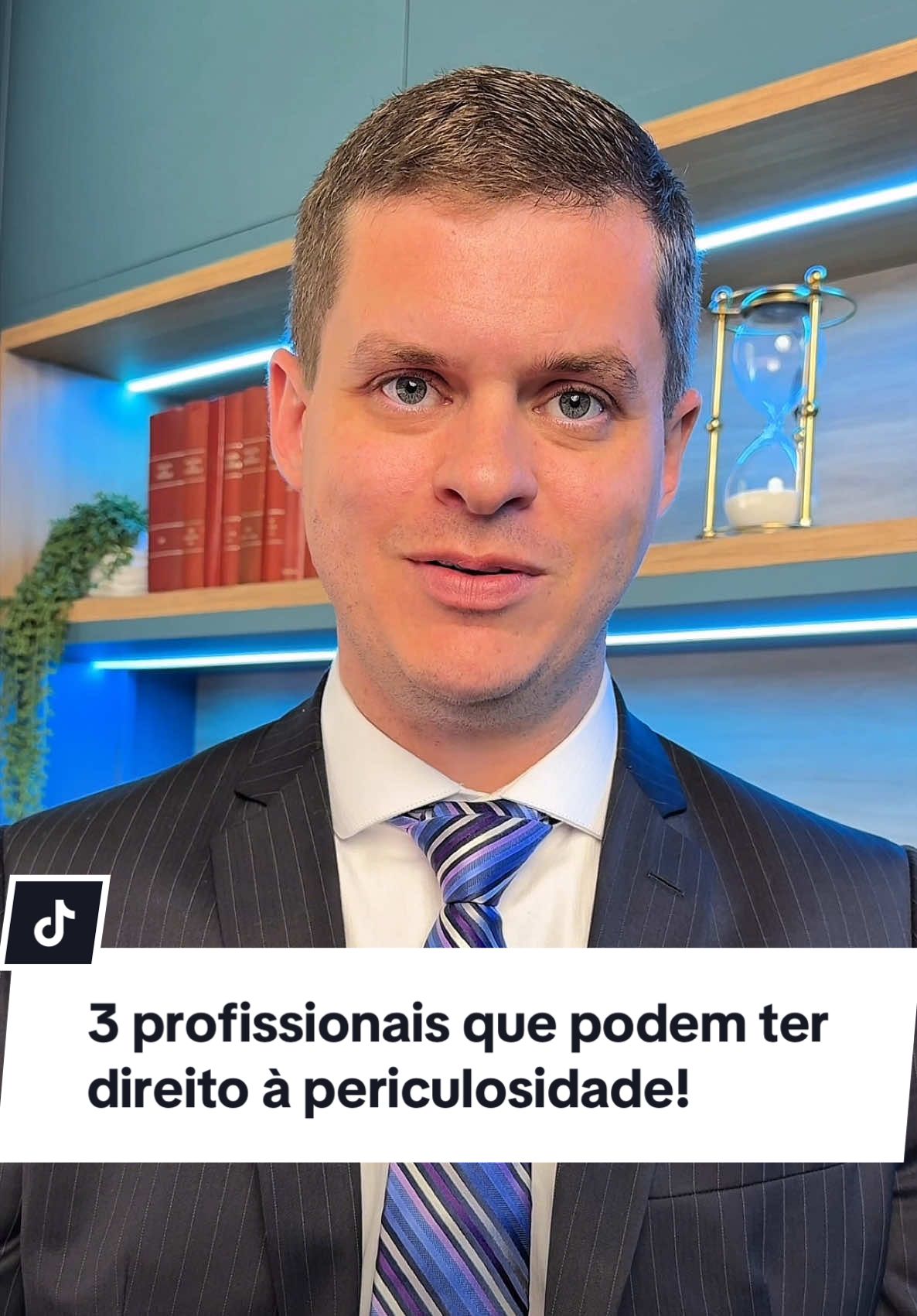 Muita gente nem imagina, mas algumas profissões dão direito ao adicional de periculosidade, que pode aumentar o salário em 30%. Você sabia que motoboys e trabalhadores que usam moto no dia a dia têm esse direito? Essa circunstância acontece porque pilotar moto no trânsito é uma atividade de risco e a lei reconhece isso. Outro exemplo são os eletricistas e trabalhadores que lidam diretamente com eletricidade. A exposição ao risco de choques e acidentes graves também garante esse direito. E tem mais: quem trabalha operando raio-x ou com equipamentos que emitem radiação, como em clínicas e hospitais, também pode receber o adicional, já que a exposição oferece riscos à saúde. Você já conhecia esses direitos? Marque alguém que trabalha nessas áreas e pode ter direito ao benefício. #advogado #trabalho #trabalhador