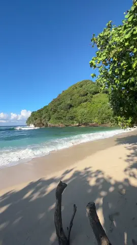 berisiknya ombak lebih tenang, daripada berisiknya manusia. 🌊 #telukasmarabeach #malang #sripadmaresort 