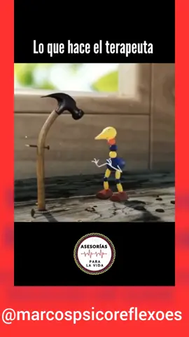 O vídeo é uma metáfora poderosa sobre a importância da psicoterapia na vida de todos. Assim como o martelo não pode funcionar bem enquanto carrega um prego preso em si mesmo, nós também não conseguimos viver plenamente enquanto carregamos dores, traumas ou bloqueios emocionais não resolvidos. A psicoterapia atua exatamente como esse personagem que ajuda a remover o prego, permitindo que o martelo - ou a pessoa - se cure, recupere sua função e viva com mais leveza e equilíbrio. Essa analogia reforça que a terapia não é apenas para momentos de crise extrema, mas um cuidado fundamental para o bem-estar diário. Buscar ajuda profissional é um ato de coragem e autocuidado que pode prevenir o agravamento de problemas emocionais e melhorar a qualidade de vida. Assim como o martelo precisa se livrar do prego para continuar cumprindo sua função, todos nós podemos nos beneficiar da psicoterapia para identificar, compreender e superar os obstáculos internos que nos impedem de avançar, promovendo saúde mental e crescimento pessoal. Invista em psicoterapia!!🤍🤍🤍. Para agendar seu horário é só clicar no link do whatsapp e falar comigo!! 🌹🌹🌹🌹🌹. #gestaltterapia #psicoterapiaonline #paulocupertino #psicoterapiaonline #autocuidado #europa #estadosunidos🇺🇸 #portugal2024🇵🇹 #cuidadopessoal #terapia #autocuidado #autoconhecimentoliberta #psicoterapiaonline #outubrorosa2024 #esgotamentoemocional #esgotamentomental  #psicoterapiaonline #novembroazul  #terapiadecasalonline #psicoterapia #importanciadapsicoterapia #dependenciaemocional #processopsicoterapeutico #autoconhecimentoliberta #psicoterapia #terapiaonline  Whatsapp para agendamento de atendimento online: https://api.whatsapp.com/send?phone=5527997560989&text=Link. Instagram: https://www.instagram.com/marcospsicoreflexoes?igsh=MWk0ZDZycXMwNG1m @destacar 