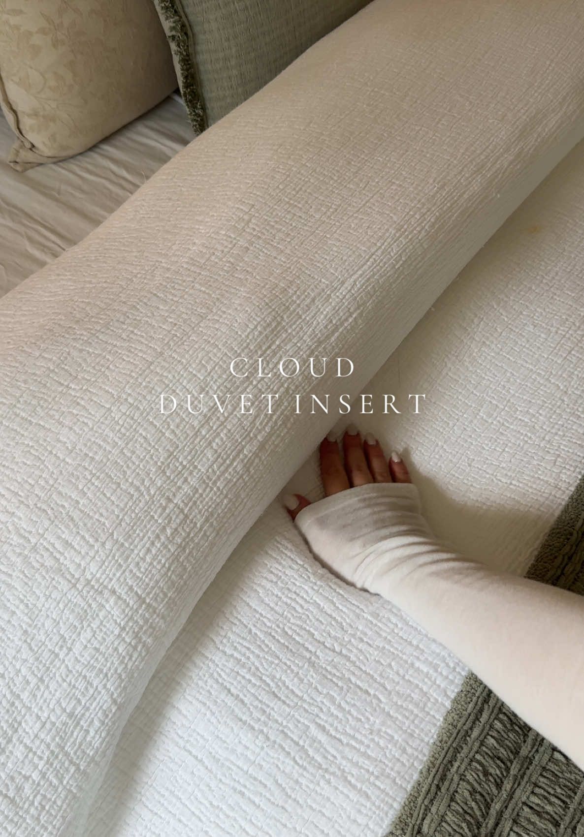 Replying to @H A N How we make our bed look & feel like a cloud ☁️✨ #duvet #duvetinsert #bedding #beddinghack #tiktokshop 