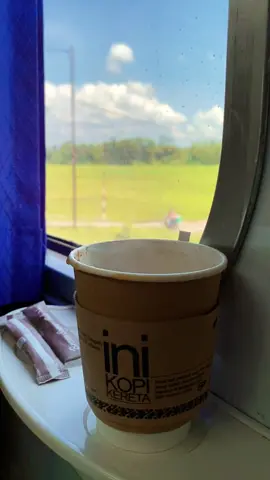Selamat Pagi, hari ini ngopi nya dikereta, spesial kopi nusantara KAI. #homebrew #homebrewer #homebrewing #kereta #kai 