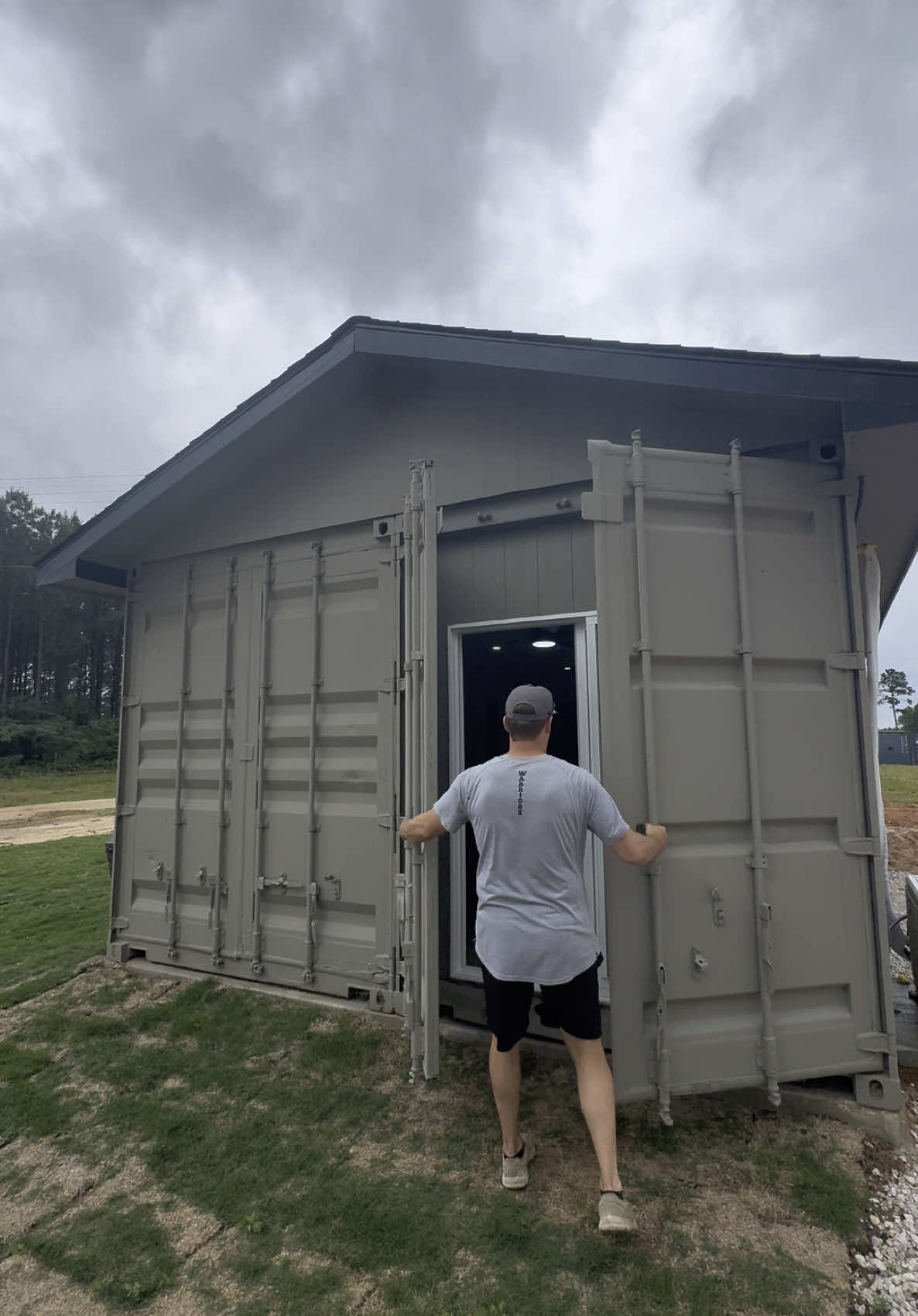 Bet you never opened up a storage container like this before…🏠 #airbnb #containerhouse #uniquehomes #airbnbexperience #tinyhome #containerlife 