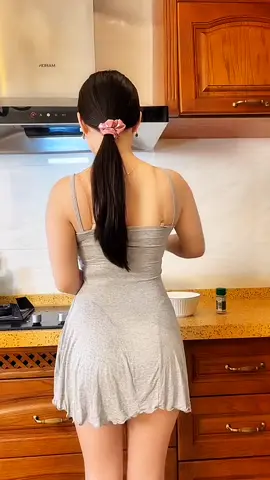 Beauty in the kitchen #chinesegirl #chinesebeauty #chinesemodel #foryou 