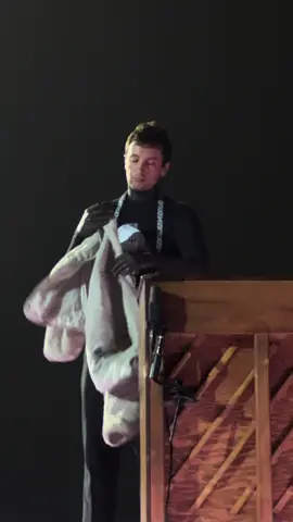 tyler really said wait guys i need to fold my jacket #clancytour #theclancytour #twentyonepilots #21pilots #tylerjoseph #joshuadun 