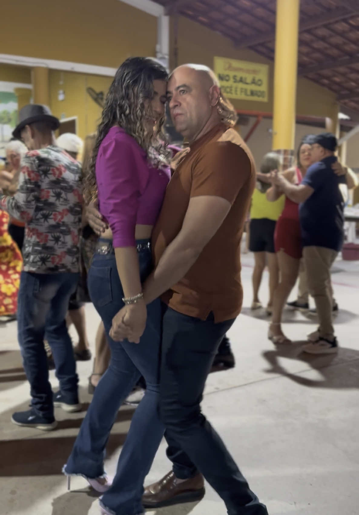 Quando a sintonia é tanta que até o passo sai junto. #forro #danca #forrozeiros #alegria #girlanaforrozeira 