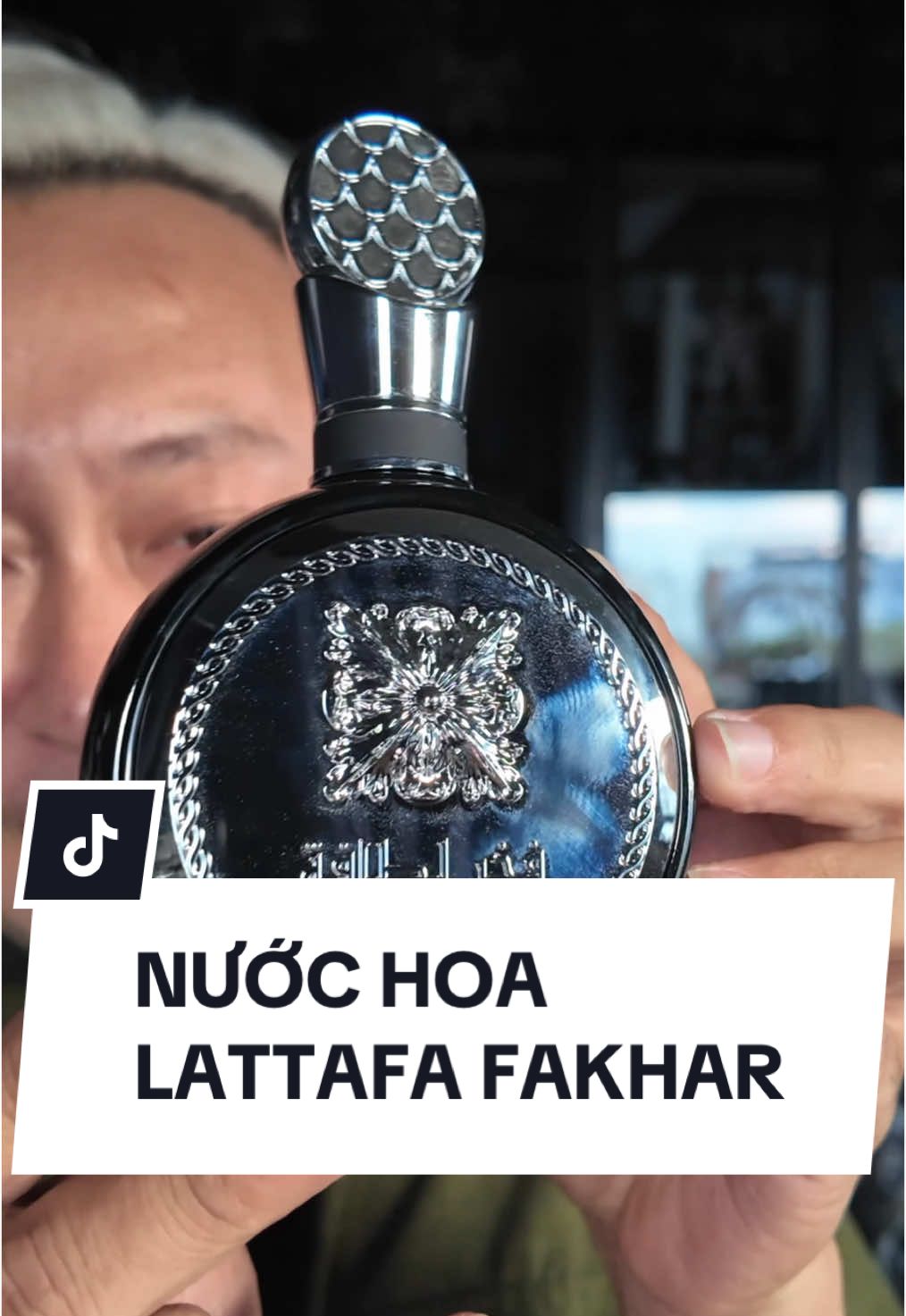 Lattafa Fakhar là lựa chọn tuyệt vời cho các chàng trai văn phòng. Với sự kết hợp giữa cam tươi, đào lê, táo và tầng hương cuối của xạ hương và vani ấm áp, Fakhar mang lại cảm giác năng động, trẻ trung nhưng vẫn rất lịch lãm. Đây chắc chắn là lựa chọn hoàn hảo cho những ai yêu thích phong cách trẻ trung, chuyên nghiệp nhưng vẫn đầy cuốn hút.#chucareviewkhongbooking #chucareview #chuca #review #nuochoanam #perfume #lattafakakhar #blanc