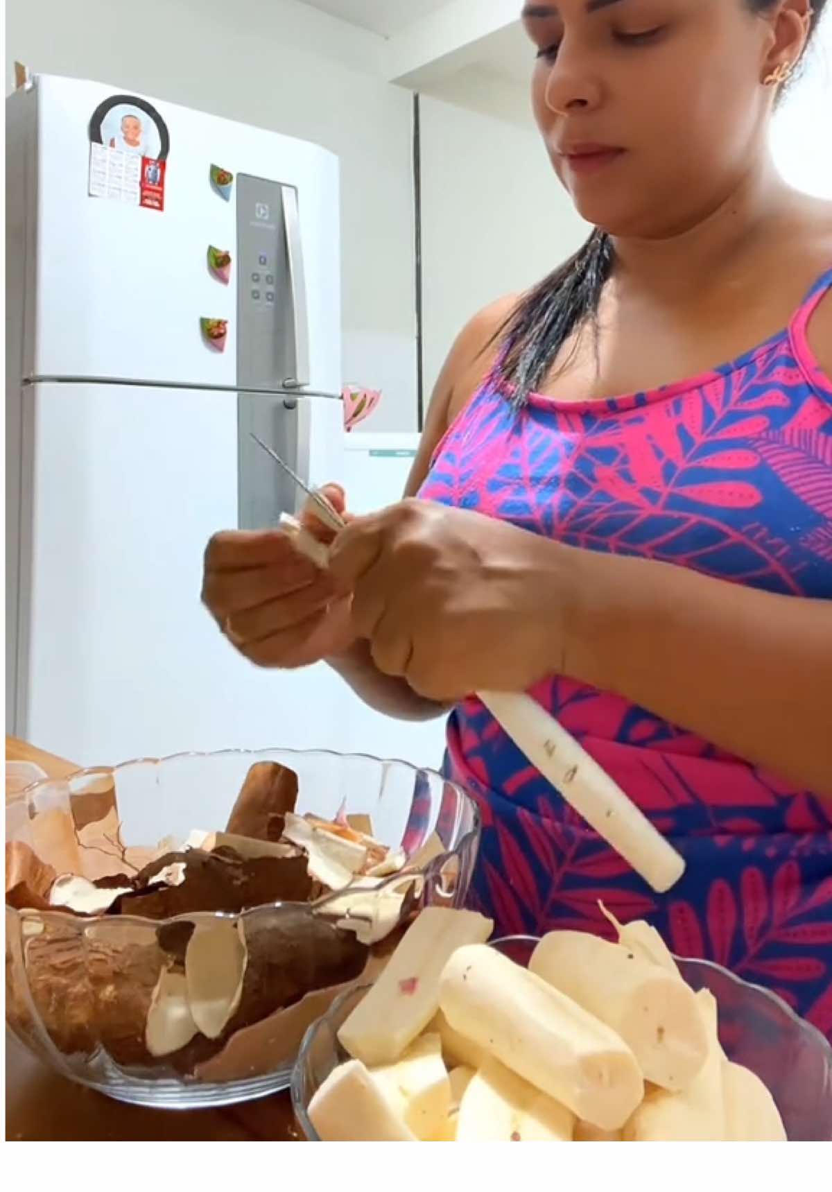 Descascando macaxeira para prepara  a minha Jantinha na dieta .#macaxeira #dieta #regime #reeducaçãoalimentar #preparandoajanta 
