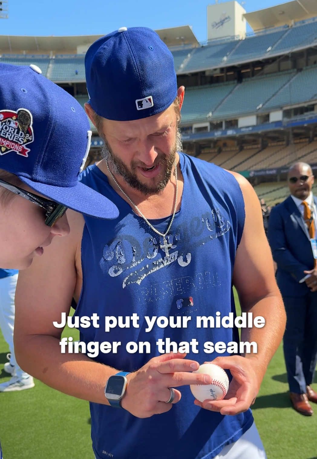 What’s Clayton Kershaw’s curveball grip? 👀 #dodgers #sports #losangeles 
