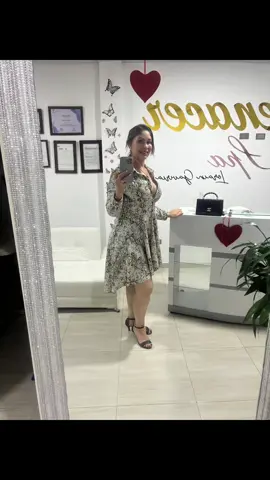 Enfócate en ti misma y si vas a mirar otra mujer es para ayudarle a crecer no para criticarla 😊🌹