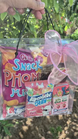 set quà bánh đựng trong tùi mika dễ xách,dễ dàng vận chuyển