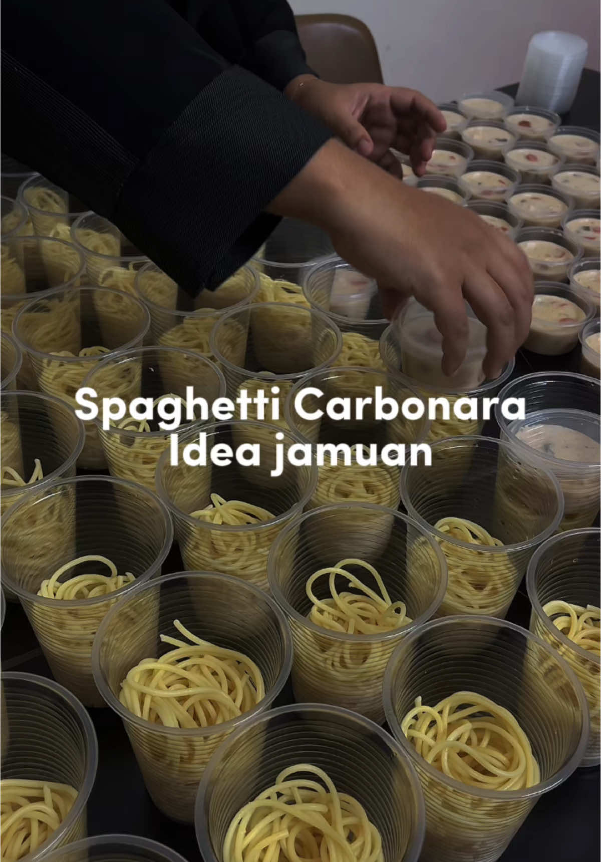 Spaghetti Carbonara (50pax) Bawang holland - 2 biji Ayam cincang - 2 blok Spaghetti - 5 bungkus Prego - 5 tin Susu full cream - 1 kotak Cheddar cheese - 4 keping Sosej - 24 batang Garam secukup rasa Carbonara terpaling simple. Buat untuk jamuan tadika anak. Terlupa pulak nak letak garfu sekali 😶