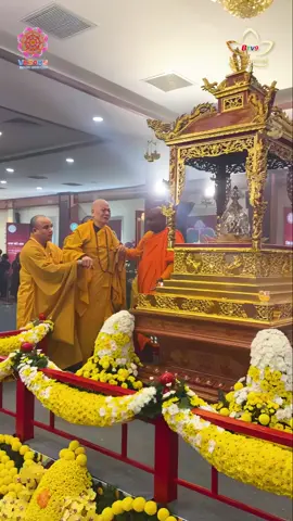 Tăng Ni, Phật tử khởi lên dòng cảm xúc thiêng liêng khi được trực tiếp chiêm bái Xá lợi Đức Phật – biểu tượng cao quý của giác ngộ và từ bi trong Lễ khai mở và chiêm bái kim thân của Ngài sáng 14/5 tại chùa Quán Sứ. #anvientv #bchannel #btv9 #anvientvbchannel #xaloi #ducphat #quansu #chuaquansu