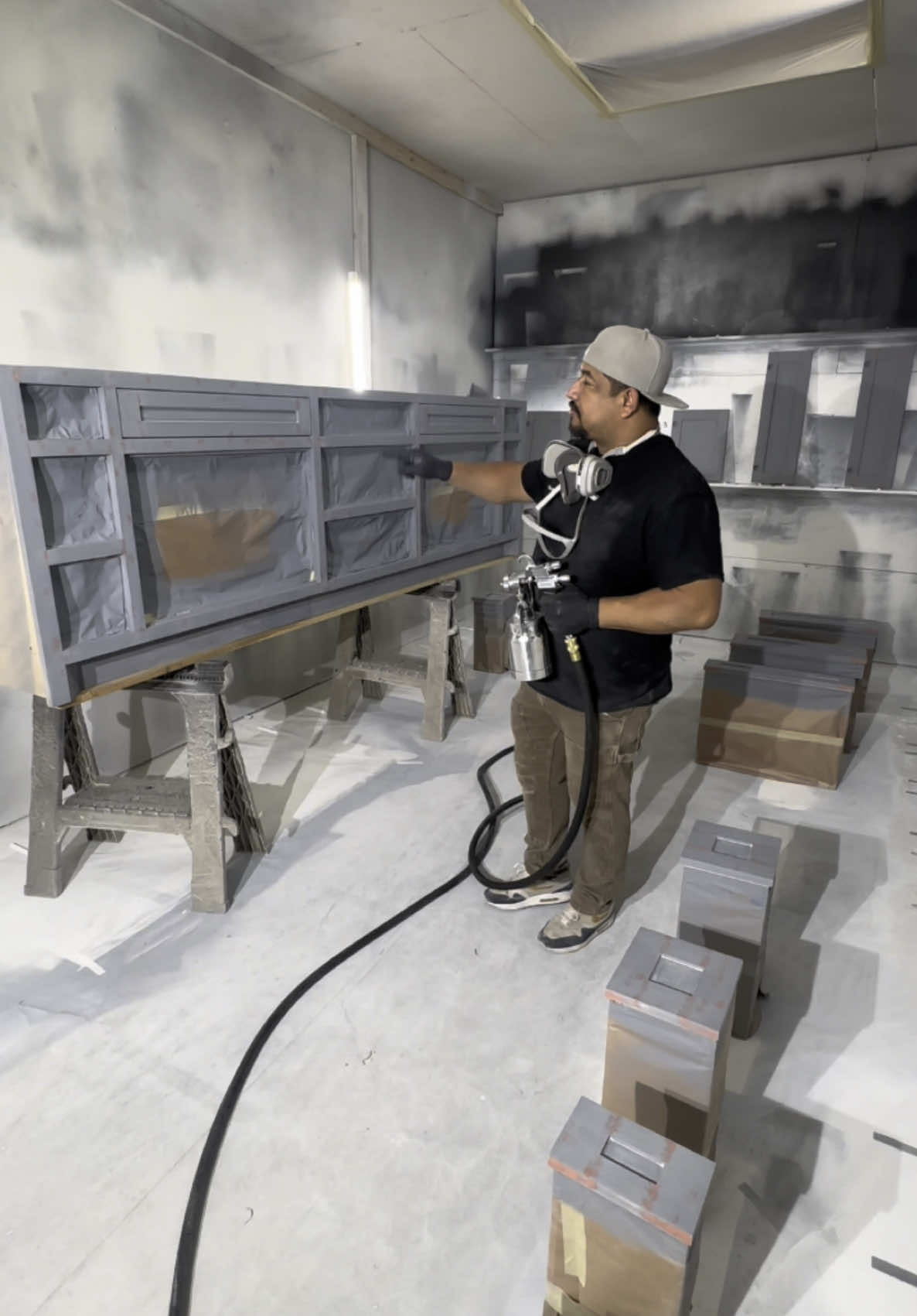 Aqui el preceso de primeado y pintado de este gabinete de baño #cabinetmaker #carpinteria #tallerdecarpinteria #carpinteriafina #trucosdelavidadiaria #comparteideas #bathrooncabinets #kitchencabinets #ebanisteria #carpinteriamoderna 