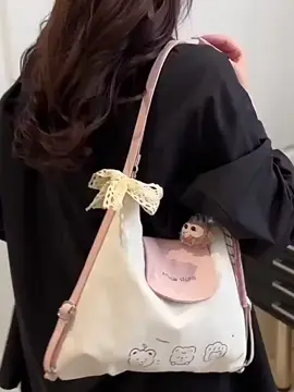 💖✨ Chào mừng những nàng yêu thích phong cách ngọt ngào! TÚI XÁCH NỮ TOTE GẤU DỄ THƯƠNG WH814 đang khiến mọi ánh nhìn đổ dồn về đây! 🐻💕 Thiết kế dễ thương với màu sắc chuẩn Hàn Quốc, bạn có thể đeo vai hay chéo đều rất xinh! 📱🎀 Một item “must-have” cho mùa này! Đặt ngay để làm mới phong cách của bạn! 🛍️💬 #TúiXáchNữ #TúiToteGấu #PhongCáchHàn #TúiXinh #PhụKiệnNữ