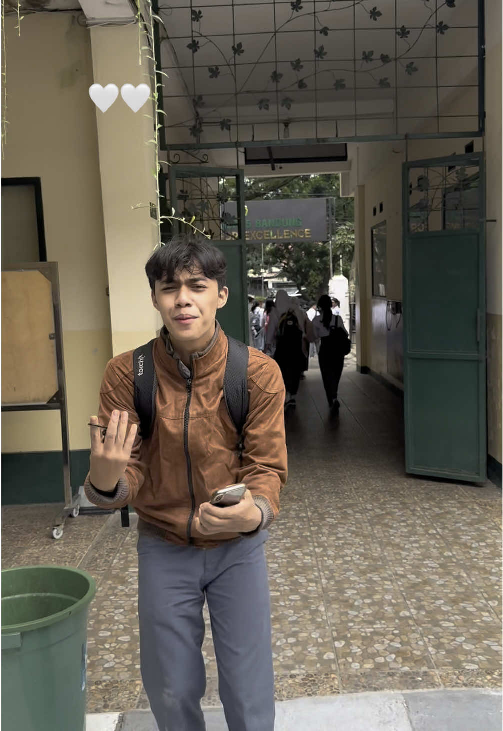 it’s been 8 days since u left us early tan, this is our last moment in school that i recorded, tepat 15 menit sebelum kejadian. yang tenang disana ya tan🫶. Al Fatihah.