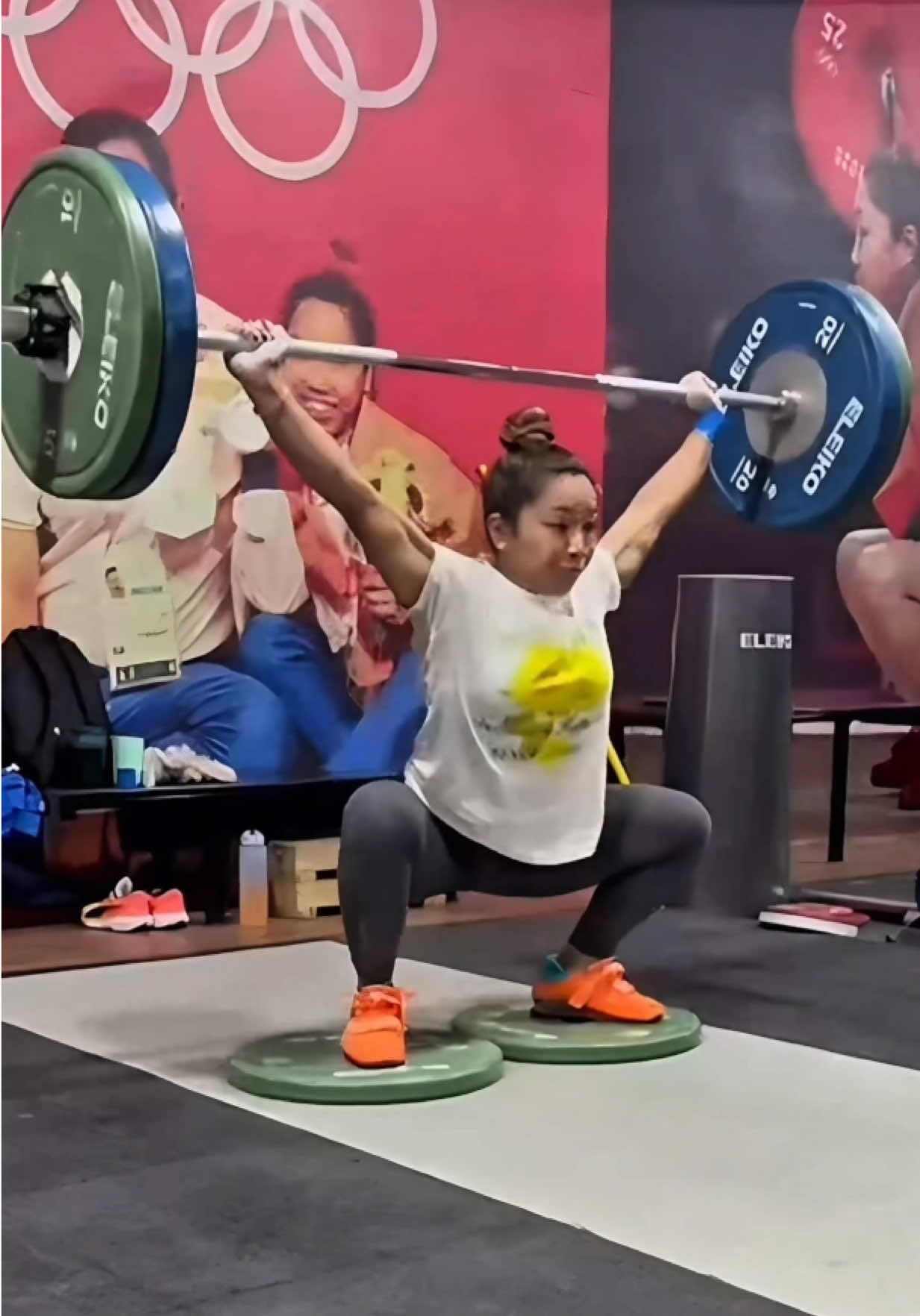 3x Olympian Mirabai Chanu opens her hips for better mobility, power and strength with these warm-up exercises! @Muscle and Motion #weightlifting 