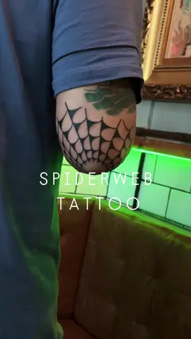 Vem ver a perfeição dessa teia! Teias encaixam perfeitamente nos cotovelos e joelhos e o melhor, nunca saem de moda! Pode me chamar pra fazer a sua 🕸️ #spiderweb #spiderwebtattoo #tattoo #elbowtattoo #ink #inked #oldschool #traditionaltattoo #tatuagem 
