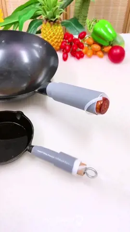 ¿Sartén hirviendo? ¡No más quemaduras en la cocina! 🔥 Con nuestras fundas térmicas de silicona, proteges tus manos en segundos ✋ Resisten el calor hasta 250 °C, son flexibles y se adaptan a mangos de todas las formas ♨️ ¡Solo tiras, colocas y listo! ✔️ Olvídate de los trapos viejos o guantes incómodos ❌ Seguridad, comodidad y estilo en un solo producto ¡Sí, se puede! ✨ Disponible ya en Probelco. #CocinaSegura #ProbelcoTips #HogarInteligente #SinQuemaduras #TrucoDeCocina #AccesoriosDeCocina #CocinaConEstilo