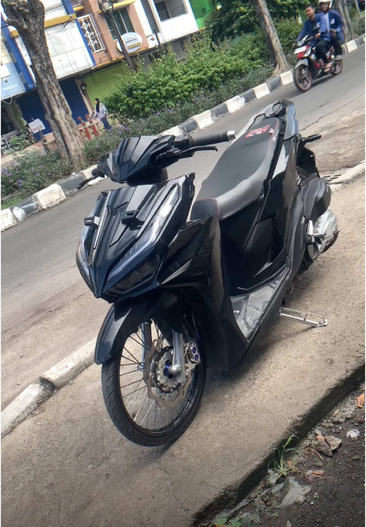 Spion aja ngak kepake😩 #vario125 #foryou #surabaya24jam #ring17style #utamakanfitment #wargahehe #trendspionmotor #beranda #fyp 