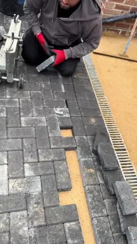 The courtyard tiling work of British workers#Decompressionvideo #floortilelaying #Tiktokcomputerversion 