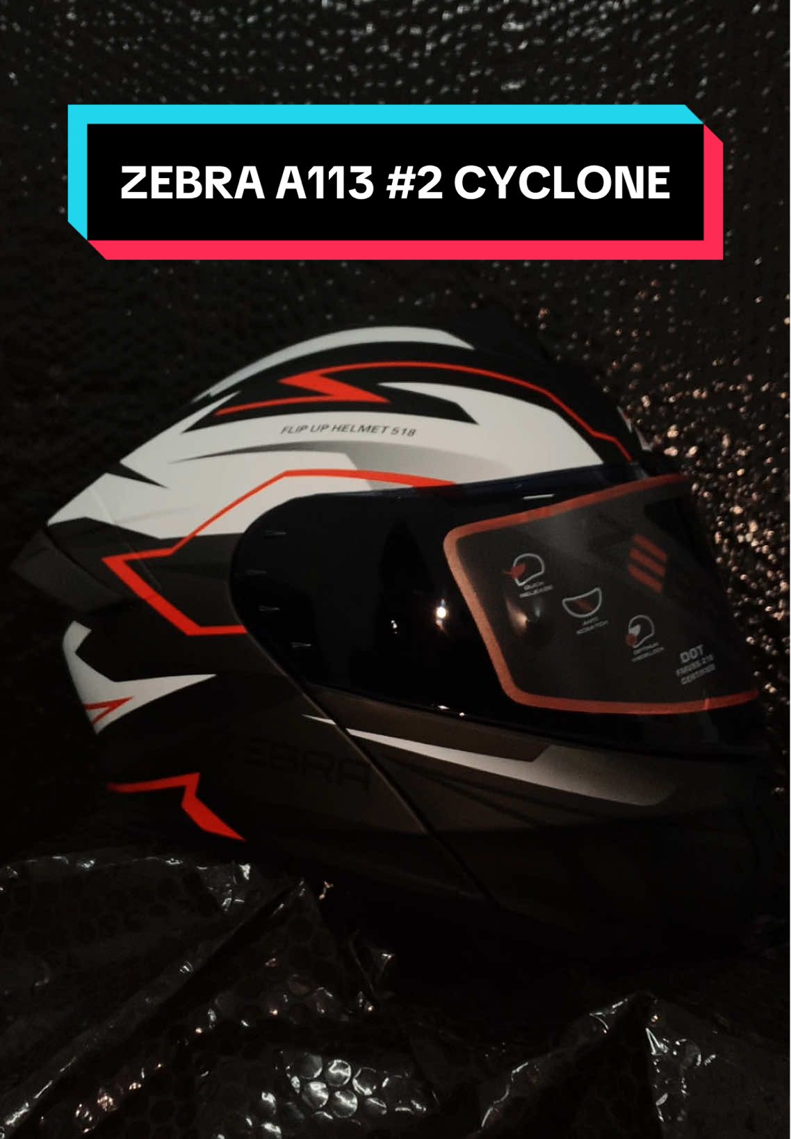 Looking for Modular Helmet with design? This one’s for you! Zebra A113 Ritzy #2 Cylone in Matte Black Red. 🖤❤️ Get yours before it runs out! 