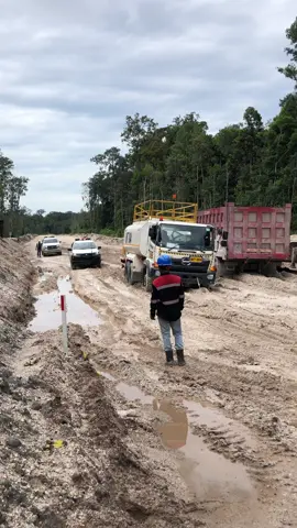 Tiba tiba ambles tiga tiganya🤣#tambangbatubara #hauling #kalimantan #fyp 